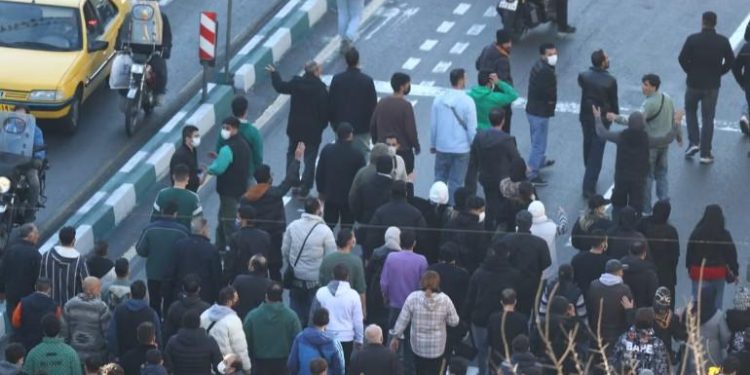 শান্তিপূর্ণ বিক্ষোভকারীদের উপর নির্বিচারে গুলি করে বেশ কয়েকজনকে হত্যা করল ইরান, হস্তক্ষেপের হুমকি দিলেন ডোনাল্ড ট্রাম্প