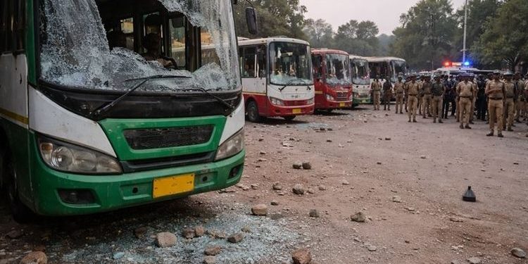 উজ্জয়িনী : জুমার নামাজের পর হিন্দু কলোনিতে ইসলামী মৌলবাদীদের হামলা, দোকান- বাড়ি এবং সরকারি বাসে আগুন, গ্রেপ্তার ১৫   