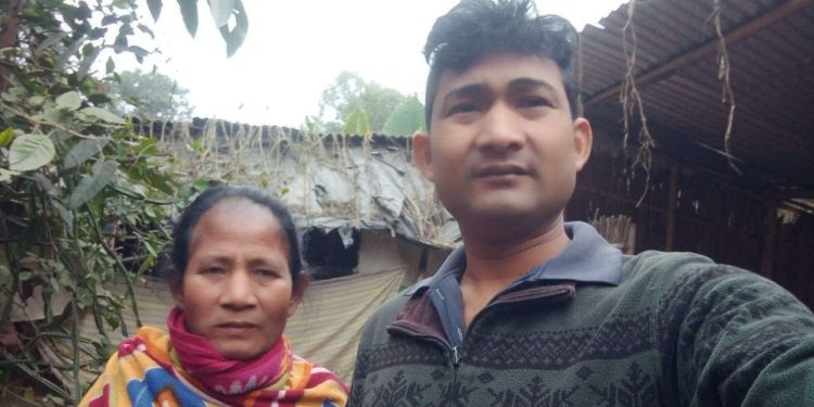 সরকারের বঞ্চনা ও নিদারুন দারিদ্রের মধ্যেও গান গেয়ে বৃদ্ধা বিধবা মা’কে স্বচ্ছল জীবন দেওয়ার স্বপ্ন দেখেন দক্ষিণ দিনাজপুরের ২৭ বছর বয়সের শ্রমিক অতুল রায় 