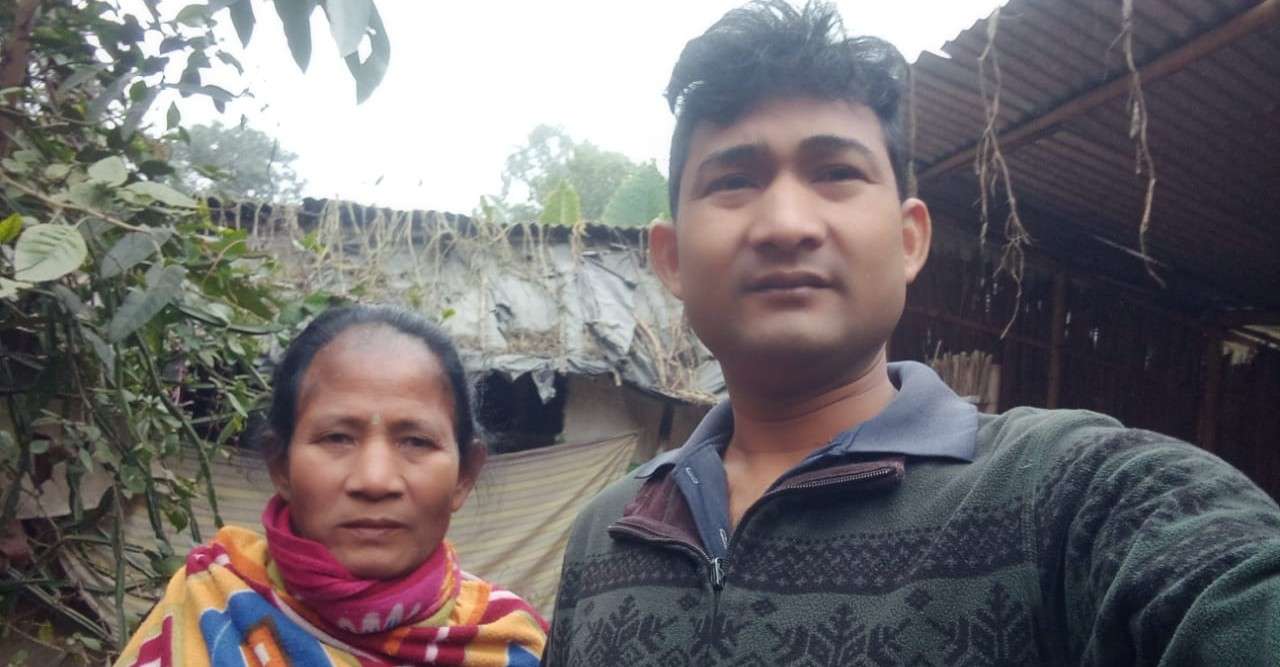 সরকারের বঞ্চনা ও নিদারুন দারিদ্রের মধ্যেও গান গেয়ে বৃদ্ধা বিধবা মা’কে স্বচ্ছল জীবন দেওয়ার স্বপ্ন দেখেন দক্ষিণ দিনাজপুরের ২৭ বছর বয়সের শ্রমিক অতুল রায় 