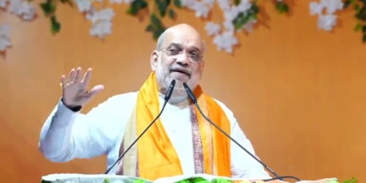 ‘বামেরা যা ক্ষতি করার করেছিল, তৃণমূল এসে বাংলাকে আরও অন্ধকারের দিকে ঠেলে দিয়েছে’, শিলিগুড়ির সভায় অমিত শাহের নিশানায় মমতা ব্যানার্জি ; বললেন : ‘কেন্দ্রের পাঠানো ১০ লক্ষ কোটি টাকা খেয়ে ফেলেছে  তৃণমূলের সিন্ডিকেট’