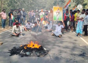 দলীয় পদ ফিরিয়ে দেওয়ার দাবিতে অনুগামীদের নিয়ে টায়ার জ্বেলে পথ অবরোধ করলেন তৃণমূল নেতা 