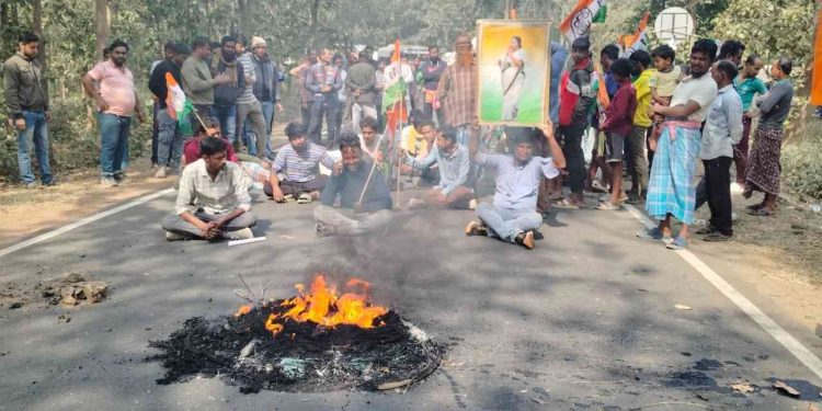 দলীয় পদ ফিরিয়ে দেওয়ার দাবিতে অনুগামীদের নিয়ে টায়ার জ্বেলে পথ অবরোধ করলেন তৃণমূল নেতা 