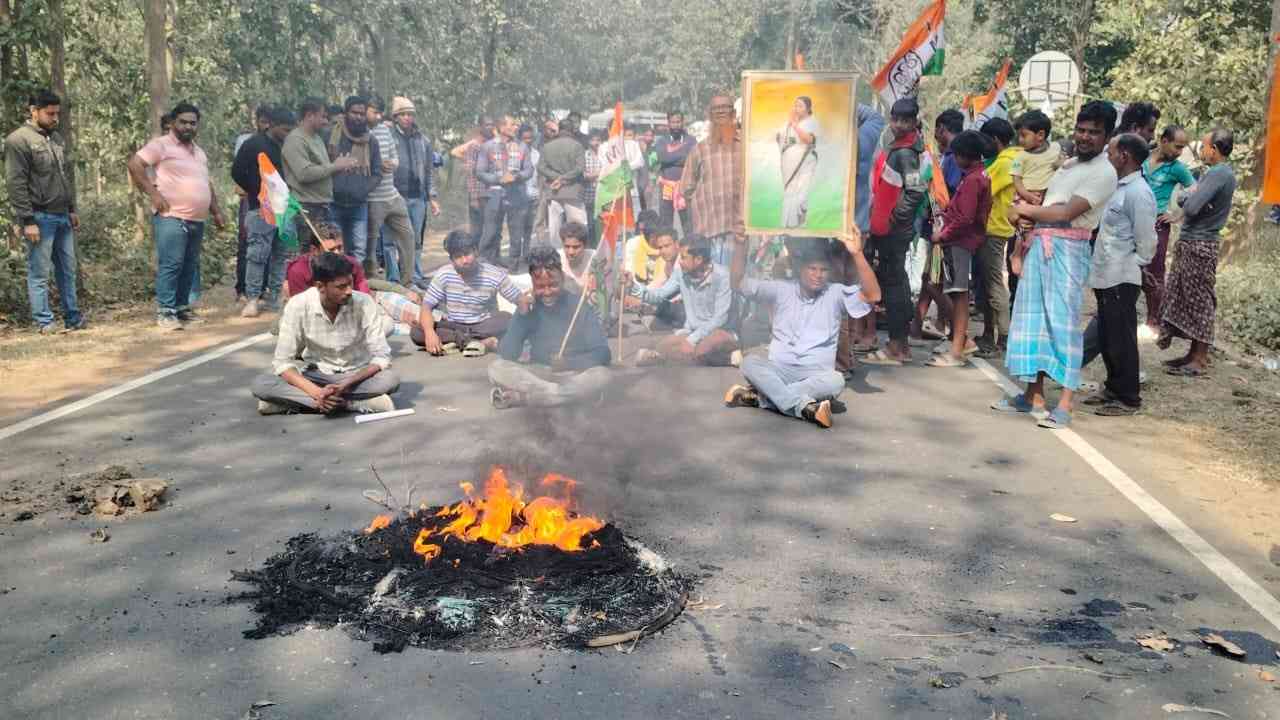 দলীয় পদ ফিরিয়ে দেওয়ার দাবিতে অনুগামীদের নিয়ে টায়ার জ্বেলে পথ অবরোধ করলেন তৃণমূল নেতা 