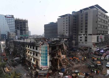 করাচির অগ্নিকাণ্ড: শুধুমাত্র একটি দোকান থেকে ৩০টি মৃতদেহ উদ্ধার, এযাবৎ উদ্ধার ৬১ জনের পোড়া লাশ