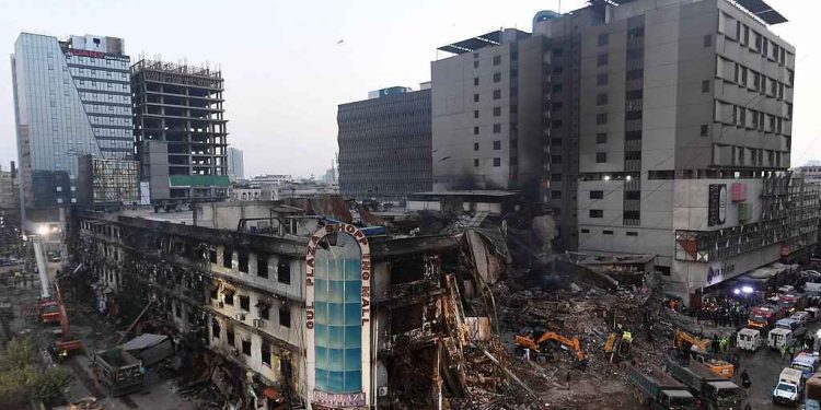 করাচির অগ্নিকাণ্ড: শুধুমাত্র একটি দোকান থেকে ৩০টি মৃতদেহ উদ্ধার, এযাবৎ উদ্ধার ৬১ জনের পোড়া লাশ