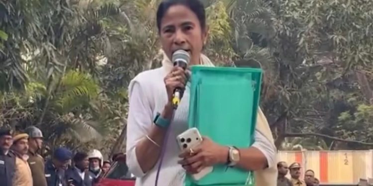 কয়লা পাচার মামলায় পশ্চিমবঙ্গে ৬টি এবং দিল্লিতে ৪টি স্থানে তল্লাশি অভিযান : জানালো ইডি ; অথচ মমতা ব্যানার্জি বলছেন : “রাজনৈতিক ডাকাতি ও নির্বাচনি তথ্য চুরির ষড়যন্ত্র”