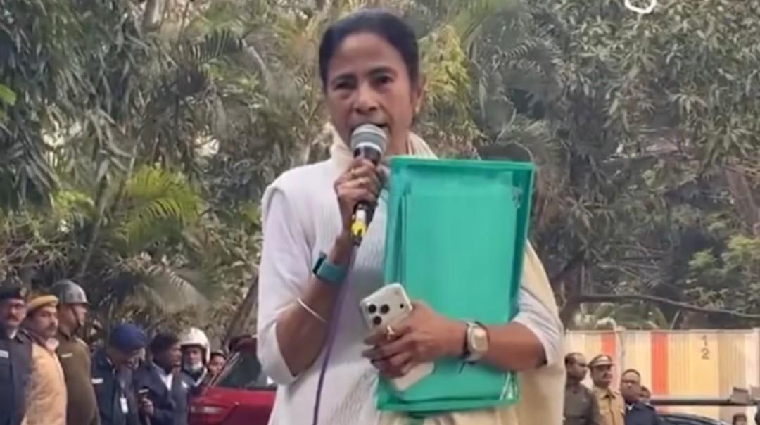 কয়লা পাচার মামলায় পশ্চিমবঙ্গে ৬টি এবং দিল্লিতে ৪টি স্থানে তল্লাশি অভিযান : জানালো ইডি ; অথচ মমতা ব্যানার্জি বলছেন : “রাজনৈতিক ডাকাতি ও নির্বাচনি তথ্য চুরির ষড়যন্ত্র” 