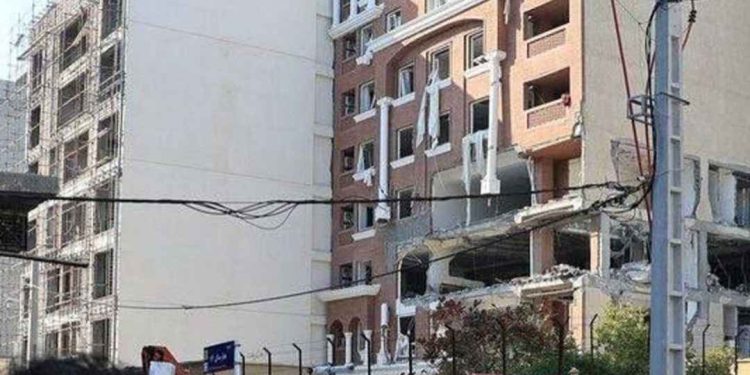 ইরানে হামলা শুরু ! সিরিয়াল বিস্ফোরণে নৌবাহিনীর কমান্ডারের মৃত্যু, আহত ১৪ জন : ইসরায়েল বলেছে : “আমরা হামলা করিনি”