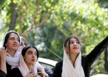 ইরানি মেয়েরা প্রকাশ্যে হিজাব আইনকে চ্যালেঞ্জ জানাচ্ছেন ; সরকার পতনের ভয়ে চুপ খোমেনি