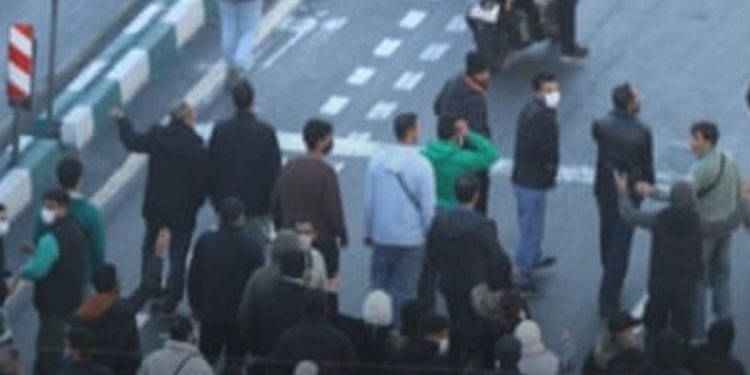 কমপক্ষে তিন শিশুকে হত্যা ও কয়েক ডজন নাবালককে গ্রেপ্তার করেছে ইরানের নিরাপত্তা বাহিনী