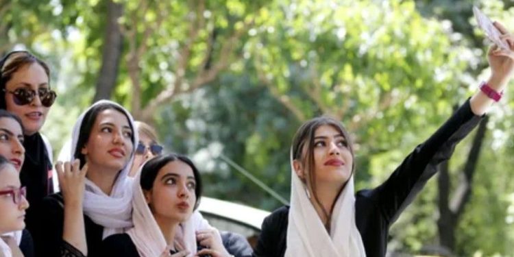 ইরানি মেয়েরা প্রকাশ্যে হিজাব আইনকে চ্যালেঞ্জ জানাচ্ছেন ; সরকার পতনের ভয়ে চুপ খোমেনি