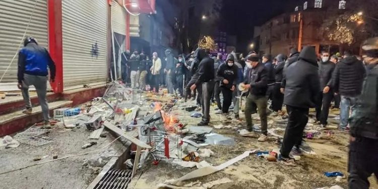 ইরানের অর্থনৈতিক সংকটের কারণে বিক্ষোভ সহিংস হয়ে উঠেছে, ৪২ জন নিহত এবং হাজার হাজার গ্রেপ্তার, ট্রাম্পের হুমকির পর ইন্টারনেট বন্ধ এবং আকাশসীমা বন্ধ করে দেওয়া হয়েছে 