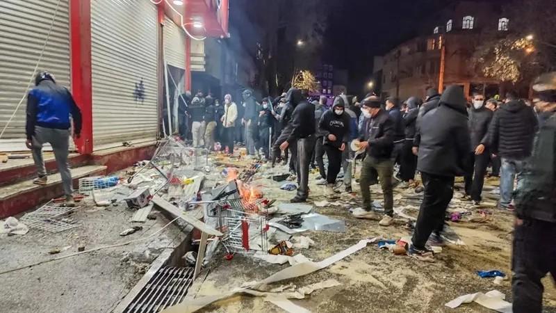 ইরানের অর্থনৈতিক সংকটের কারণে বিক্ষোভ সহিংস হয়ে উঠেছে, ৪২ জন নিহত এবং হাজার হাজার গ্রেপ্তার, ট্রাম্পের হুমকির পর ইন্টারনেট বন্ধ এবং আকাশসীমা বন্ধ করে দেওয়া হয়েছে 