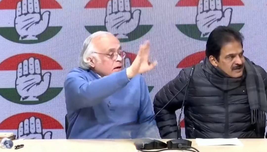 বাংলাদেশী হিন্দুদের হত্যার বিষয়ে প্রশ্ন করতেই “নো নো নো” বলে উঠে পালালেন কংগ্রেসের জয়রাম রমেশ ও কেসি বেণুগোপাল ; বিজেপি বলছে “গাজা নিয়ে প্রশ্ন করলে মাইক কামড়ে ধরে থাকত” 