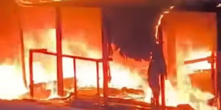 কলকাতার বেহালায় বিজেপির সভামঞ্চে আগুন লাগানোর অভিযোগ তৃণমূল আশ্রিত দুষ্কৃতীদের বিরুদ্ধে