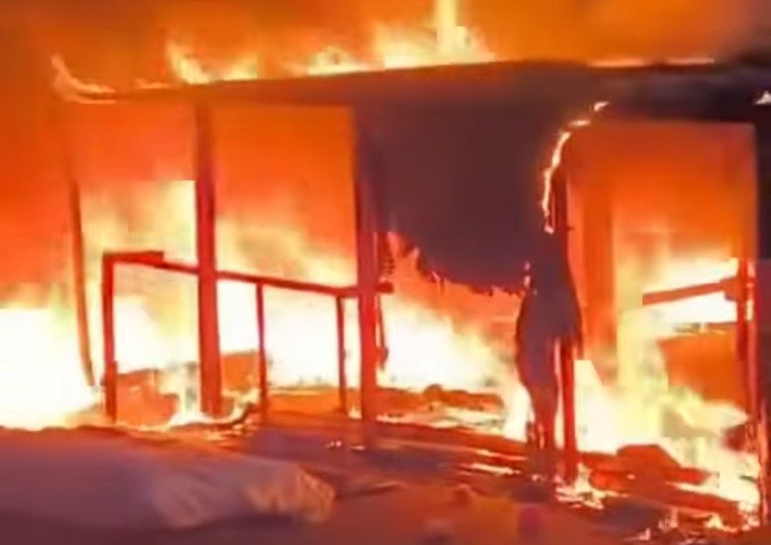 কলকাতার বেহালায় বিজেপির সভামঞ্চে আগুন লাগানোর অভিযোগ তৃণমূল আশ্রিত দুষ্কৃতীদের বিরুদ্ধে 