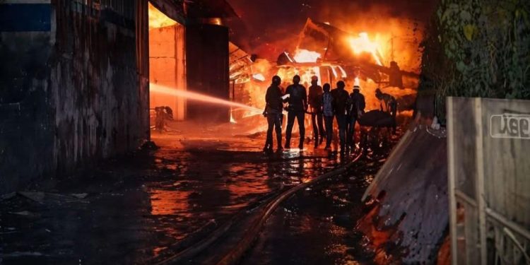 আনন্দপুরের মোমো কারখানায় অগ্নিকাণ্ডে নিখোঁজ এখনো ৩০ জন ; ঘনাচ্ছে রহস্য