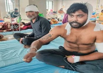 ইভটিজিং-এর প্রতিবাদ করায় যুবকের উপর কুড়ুল নিয়ে হামলা, বাঁচাতে গিয়ে আক্রান্ত প্রতিবাদীর কাকাও 