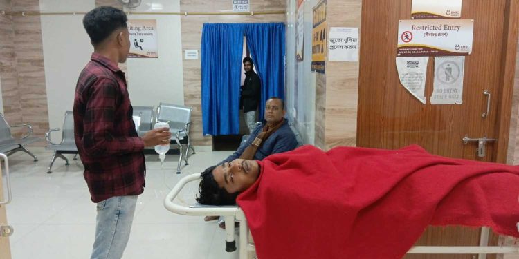 ব্ল্যাকবোর্ড ভাঙায় পড়ুয়াকে বেধরক পিটিয়ে গুরুতর আহত করে দিলেন কাটোয়ার স্কুলের পার্শ্বশিক্ষক, উত্তেজনা এলাকায় 