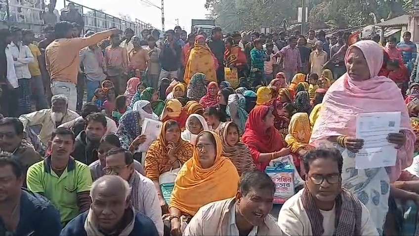 কাটোয়ার মুসলিম অধ্যুষিত গাঙ্গুলিডাঙ্গার ২২০০ জন ভোটারের মধ্যে শুনানিতে ডাক পড়ল ৮৬৩ জনের,বিএলও-কে ঘিরে বিক্ষোভ, পথ অবরোধ 
