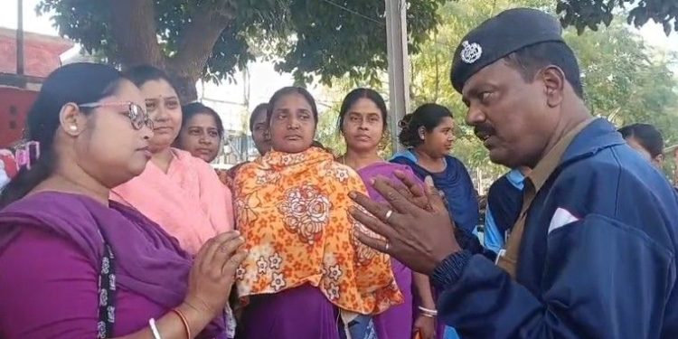 “প্লিজ আন্দোলন তুলে নিন, সিএম ম্যাডাম এসআইআর নিয়ে চাপে আছেন” : স্বাস্থ্য ভবন অভিযান নিয়ে  থানার “বড়বাবুর” উদ্বেগের কথা ফাঁস করলেন আশাকর্মী ইউনিয়নের নেত্রী 