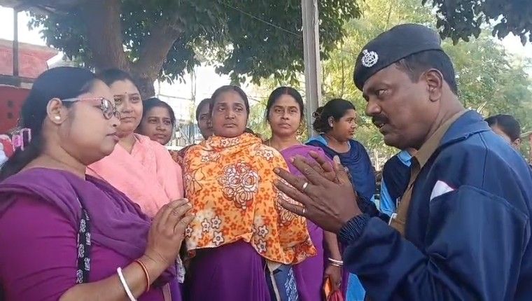 “প্লিজ আন্দোলন তুলে নিন, সিএম ম্যাডাম এসআইআর নিয়ে চাপে আছেন” : স্বাস্থ্য ভবন অভিযান নিয়ে থানার “বড়বাবুর” উদ্বেগের কথা ফাঁস করলেন আশাকর্মী ইউনিয়নের নেত্রী