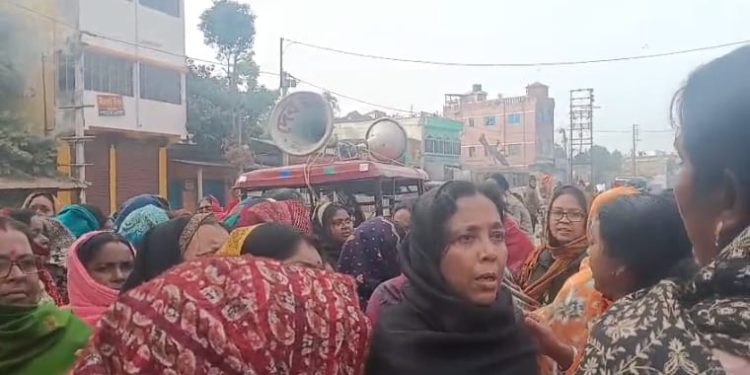 বেতন থেকে ভর্তুকি দিয়ে চালাতে হচ্ছে মিডডে মিল ; সরকারি বরাদ্দ বৃদ্ধির দাবিতে কালনার  অঙ্গনওয়াড়ি কর্মীদের পথ অবরোধ  