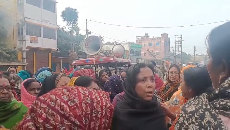 বেতন থেকে ভর্তুকি দিয়ে চালাতে হচ্ছে মিডডে মিল ; সরকারি বরাদ্দ বৃদ্ধির দাবিতে কালনার  অঙ্গনওয়াড়ি কর্মীদের পথ অবরোধ  