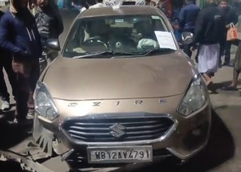 টায়ার ফেটে দুর্ঘটনার কবলে পড়ল চারচাকা গাড়ি,বরাত জোরে প্রাণে বাঁচলেন চালক ও যাত্রীরা 