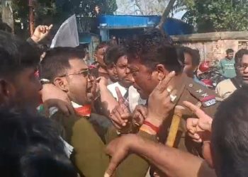 তৃণমূলের বাধায় ফর্ম-৭ জমা দিতে পারল না বিজেপি ; “জয় বাংলা”র  পালটা “জয় শ্রীরাম” শ্লোগানে উত্তপ্ত হয়ে উঠল কালনা মহকুমা শাসকের  অফিস চত্বর 