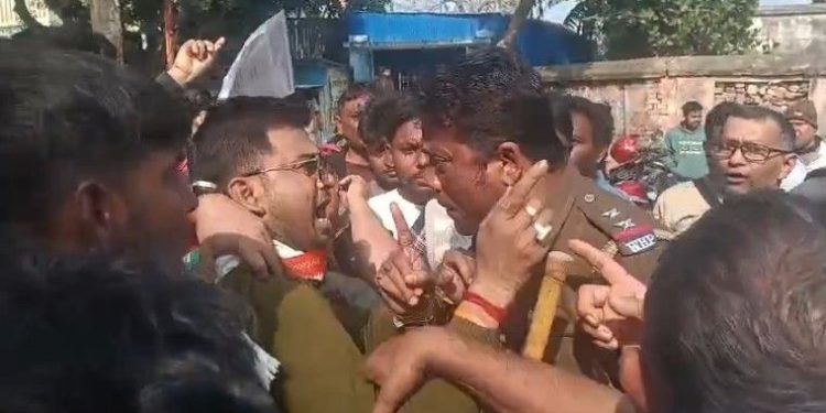 তৃণমূলের বাধায় ফর্ম-৭ জমা দিতে পারল না বিজেপি ; “জয় বাংলা”র  পালটা “জয় শ্রীরাম” শ্লোগানে উত্তপ্ত হয়ে উঠল কালনা মহকুমা শাসকের  অফিস চত্বর 