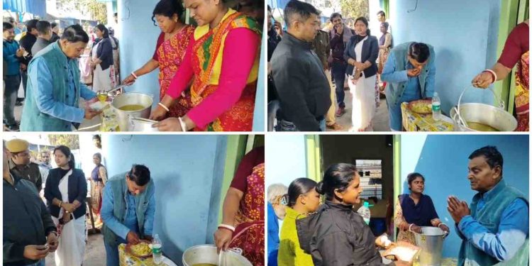 “খুদ খেয়ে বড় হয়েছি,ভাতের মূল্য আমি বুঝি, দয়া করে ভাত নষ্ট করবেন না” : কালনা হাসপাতালে  মধ্যাহ্নভোজন করতে গিয়ে জনৈক মহিলার কাছে অনুরোধ জানালেন মন্ত্রী স্বপন দেবনাথ ; খাওয়া শেষে বললেন : “খাবার স্ট্যান্ডার্ড ভালোই” 