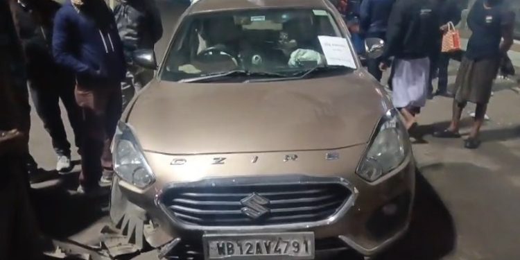 টায়ার ফেটে দুর্ঘটনার কবলে পড়ল চারচাকা গাড়ি,বরাত জোরে প্রাণে বাঁচলেন চালক ও যাত্রীরা 