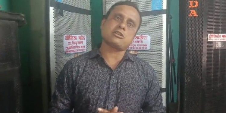 বেছে বেছে দামি মিউজিক সিস্টেমগুলো চুরি করে পূজোর মরশুমে ব্যবসায়ীকে পথে বসিয়ে দিল “অভিজ্ঞ চোর” ; চোর ধরতে ৫০ হাজার টাকা পুরষ্কার ঘোষণা করলেন ব্যবসায়ী 