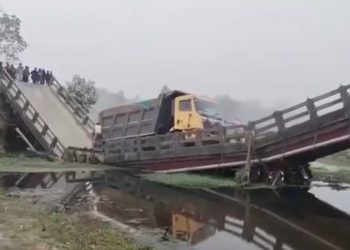 ডাম্পারের ভারে হুড়মুড়িয়ে ভেঙে পড়ল সেতু, অমিত মালব্য বললেন : “মমতা ব্যানার্জির আমলে ‘কাট মানি’ সংস্কৃতির প্রভাব” 