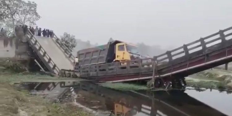 ডাম্পারের ভারে হুড়মুড়িয়ে ভেঙে পড়ল সেতু, অমিত মালব্য বললেন : “মমতা ব্যানার্জির আমলে ‘কাট মানি’ সংস্কৃতির প্রভাব”