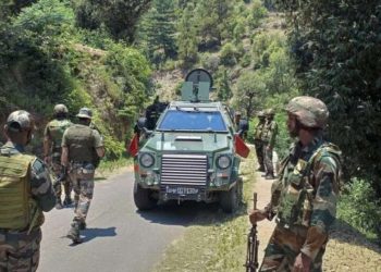 কিশতোয়ারে পাকিস্তানি সন্ত্রাসী ও সেনার তুমুল গুলির লড়াই, সন্ত্রাসীদের ছোড়া গ্রেনেডে আহত ৮ সেনা জওয়ান  
