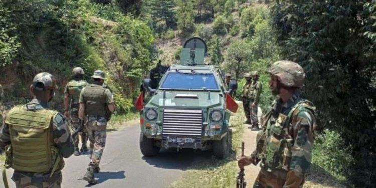 কিশতোয়ারে পাকিস্তানি সন্ত্রাসী ও সেনার তুমুল গুলির লড়াই, সন্ত্রাসীদের ছোড়া গ্রেনেডে আহত ৮ সেনা জওয়ান  