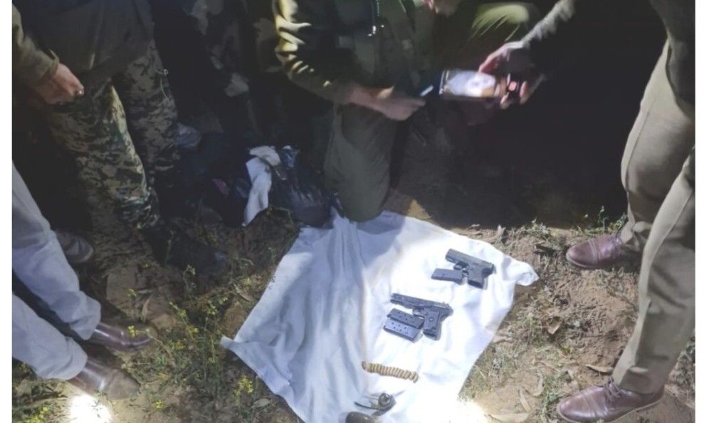 সাম্বায় আন্তর্জাতিক বর্ডারের কাছে পাকিস্তানি ড্রোন থেকে ফেলে দেওয়া অস্ত্র উদ্ধার করল নিরাপত্তা বাহিনী  