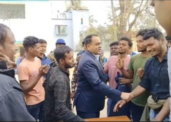 পরিযায়ী শ্রমিকের মৃত্যুকে কেন্দ্র করে বেলডাঙায় টানা সড়ক ও রেল অবরোধ, সব শর্ত মেনে নিয়ে হাতজোড় করে অবরোধ তুলতে সক্ষম হলেন জেলাশাসক ; শুভেন্দু অধিকারী বললেন : “তৃণমূলের প্রশ্রয়ে বাংলা এখন সমাজবিরোধী এবং দাঙ্গাবাজরা দখলে” 