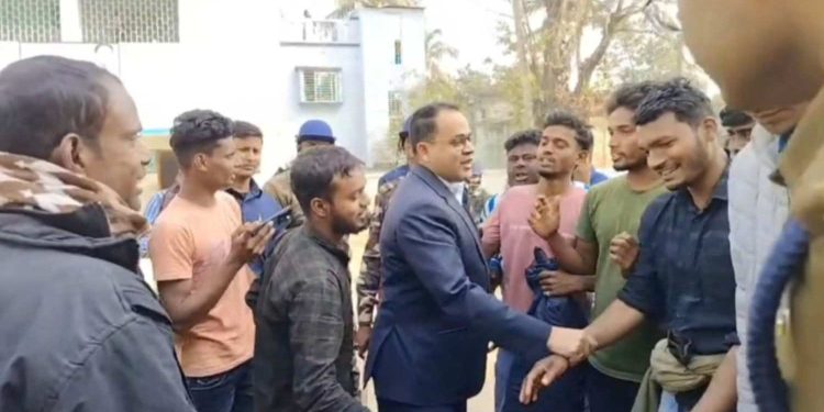 পরিযায়ী শ্রমিকের মৃত্যুকে কেন্দ্র করে বেলডাঙায় টানা সড়ক ও রেল অবরোধ, সব শর্ত মেনে নিয়ে হাতজোড় করে অবরোধ তুলতে সক্ষম হলেন জেলাশাসক ; শুভেন্দু অধিকারী বললেন : “তৃণমূলের প্রশ্রয়ে বাংলা এখন সমাজবিরোধী এবং দাঙ্গাবাজরা দখলে” 