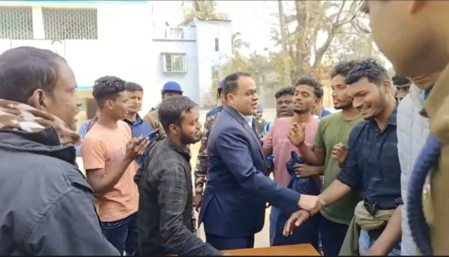 পরিযায়ী শ্রমিকের মৃত্যুকে কেন্দ্র করে বেলডাঙায় টানা সড়ক ও রেল অবরোধ, সব শর্ত মেনে নিয়ে হাতজোড় করে অবরোধ তুলতে সক্ষম হলেন জেলাশাসক ; শুভেন্দু অধিকারী বললেন : “তৃণমূলের প্রশ্রয়ে বাংলা এখন সমাজবিরোধী এবং দাঙ্গাবাজরা দখলে” 