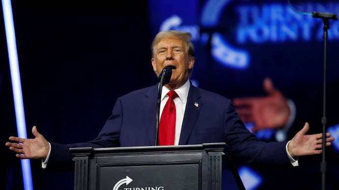 পাকিস্তানি-বাংলাদেশি সহ ৭৫টি দেশের নাগরিকদের জন্য ভিসা প্রদান অনির্দিষ্টকালের জন্য স্থগিত করলেন ডোনাল্ড ট্রাম্প 