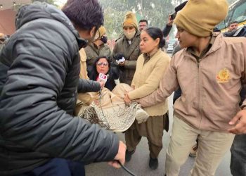 আইপ্যাকের অফিসে ইডি র হানার প্রতিবাদে স্বরাষ্ট্রমন্ত্রীর দপ্তরের বাইরে বিক্ষোভ : মহুয়া মৈত্রসহ ৮  তৃণমূল সাংসদদের চ্যাংদোলা করে প্রিজন ভ্যানে তুলল দিল্লি পুলিশ 