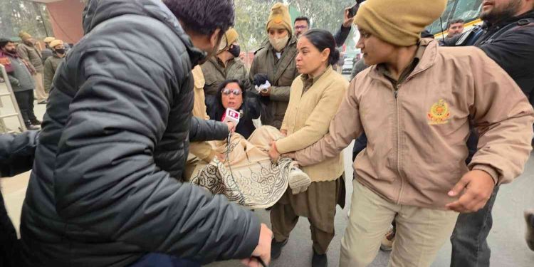 আইপ্যাকের অফিসে ইডি র হানার প্রতিবাদে স্বরাষ্ট্রমন্ত্রীর দপ্তরের বাইরে বিক্ষোভ : মহুয়া মৈত্রসহ ৮  তৃণমূল সাংসদদের চ্যাংদোলা করে প্রিজন ভ্যানে তুলল দিল্লি পুলিশ 