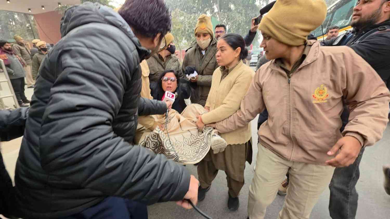 আইপ্যাকের অফিসে ইডি র হানার প্রতিবাদে স্বরাষ্ট্রমন্ত্রীর দপ্তরের বাইরে বিক্ষোভ : মহুয়া মৈত্রসহ ৮ তৃণমূল সাংসদদের চ্যাংদোলা করে প্রিজন ভ্যানে তুলল দিল্লি পুলিশ