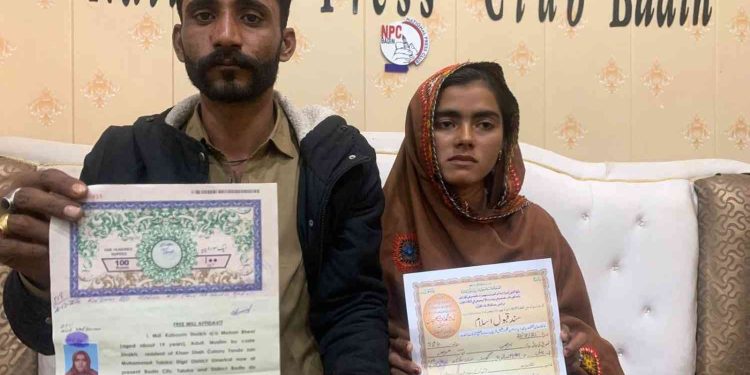 পাকিস্তানে বন্দুকের মুখে ১৫ বছরের হিন্দু কিশোরীকে তুলে নিয়ে গিয়ে ধর্মান্তরিত করে দ্বিগুনের অধিক বয়সী মুসলিম পুরুষকে নিকাহ করতে বাধ্য করা হল 