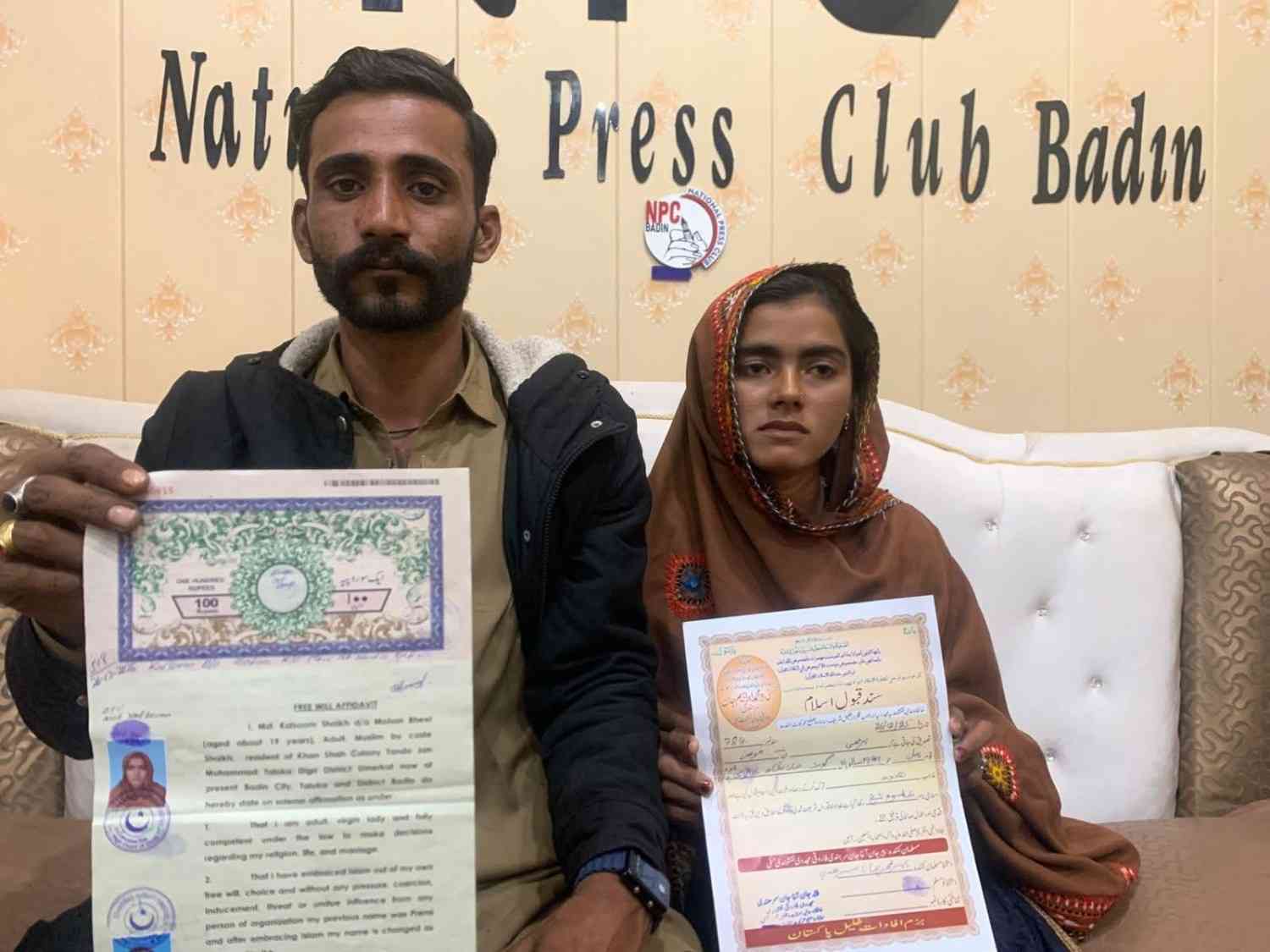 পাকিস্তানে বন্দুকের মুখে ১৫ বছরের হিন্দু কিশোরীকে তুলে নিয়ে গিয়ে ধর্মান্তরিত করে দ্বিগুনের অধিক বয়সী মুসলিম পুরুষকে নিকাহ করতে বাধ্য করা হল 