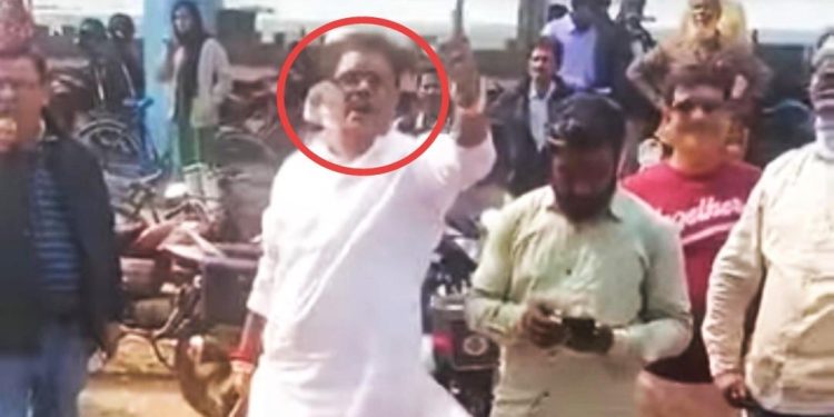 “এই শালা বিজেপির দালাল… হাত -পা ভেঙে দেবো” : শুনানি ক্যাম্পে পাণ্ডুয়ার তৃণমূল নেতার হম্বিতম্বির ভিডিও শেয়ার করে শুভেন্দু বললেন : “তৃণমূলের কপালে অশেষ দুঃখ আছে” 